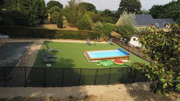 Utendørsbasseng og et oppvarmet basseng