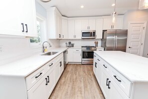 Geladeira, micro-ondas, fogão, cooktop