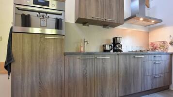 Microondas, placa de cocina, cafetera o tetera y hervidor eléctrico