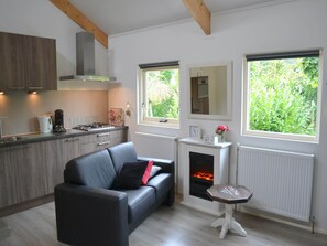 Een televisie en een open haard