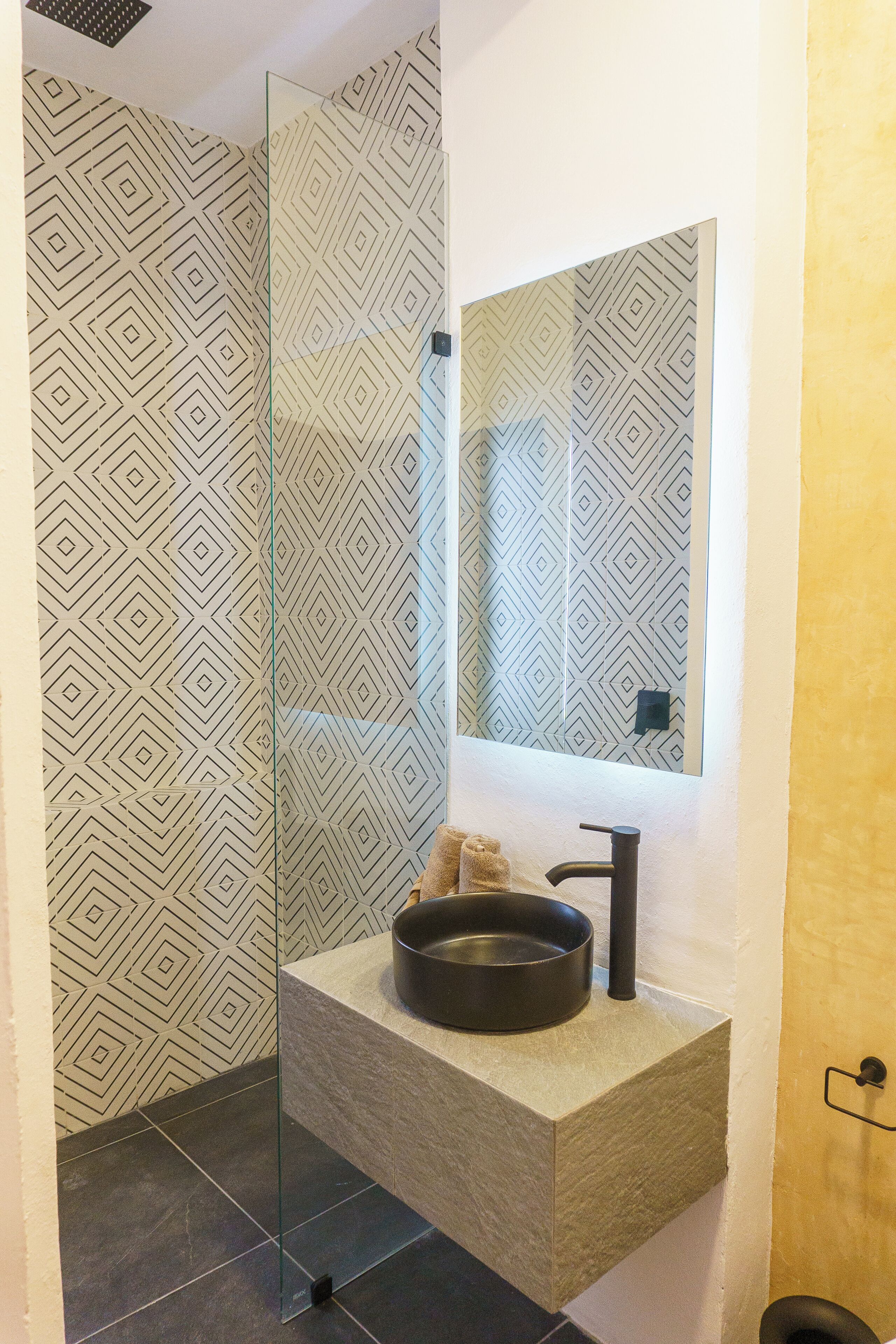 Habitación cuádruple exclusiva | Baño | Regadera, amenidades de baño gratuitas, toallas, jabón 