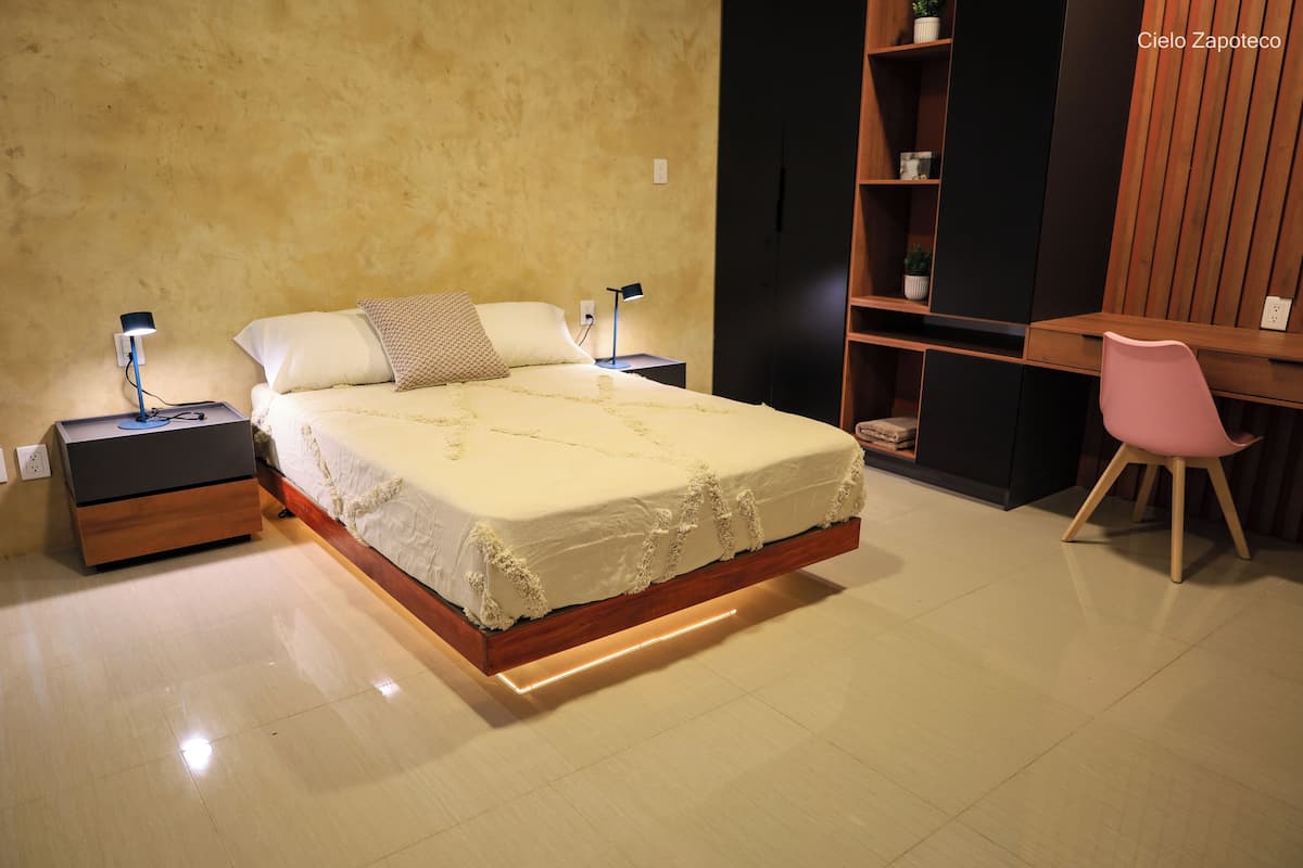 Camera Comfort, 1 letto matrimoniale, bagno in camera | Biancheria da letto di alta qualità, copriletto in piuma