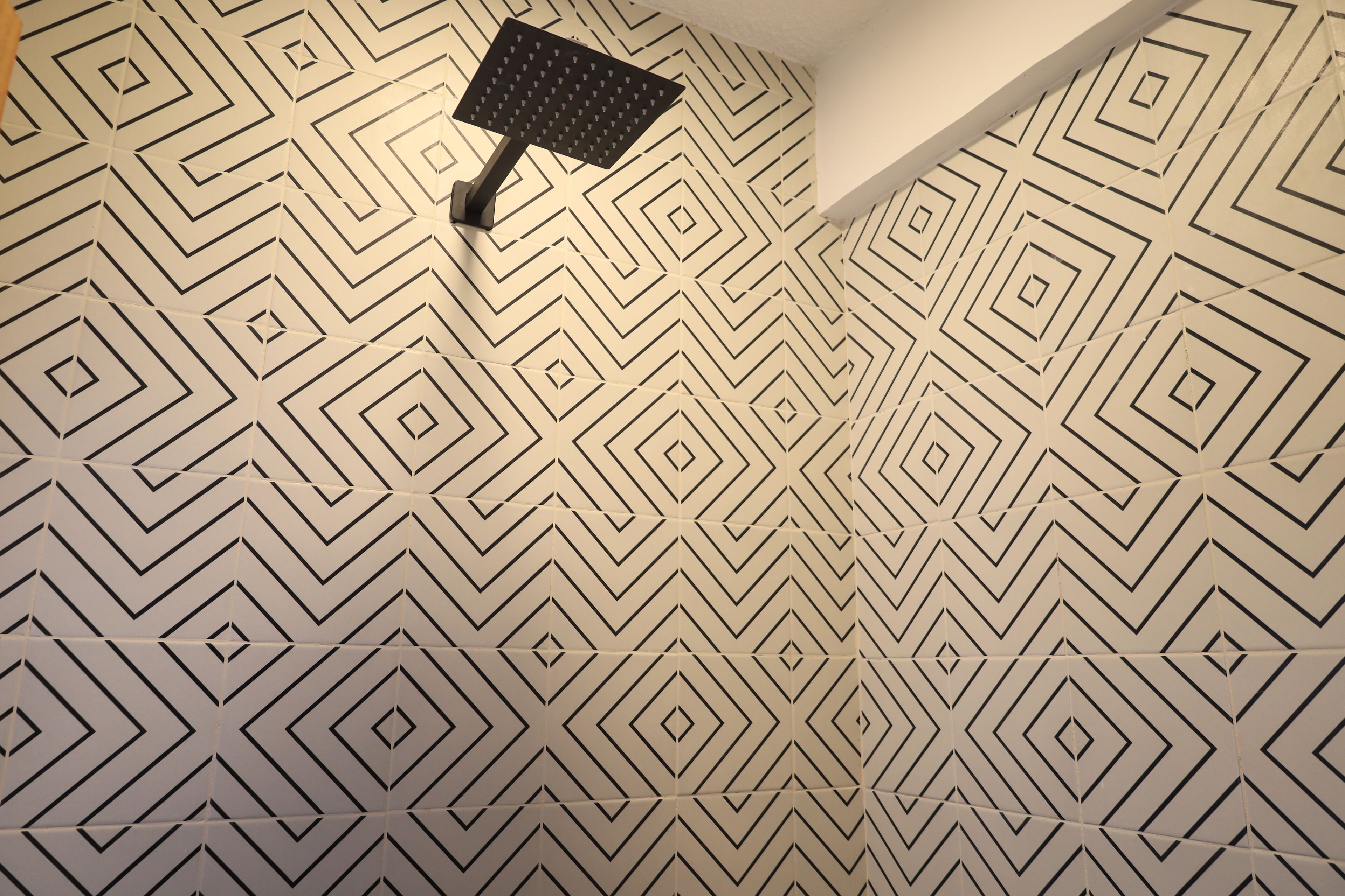 Una pared con un diseño geométrico estampado.