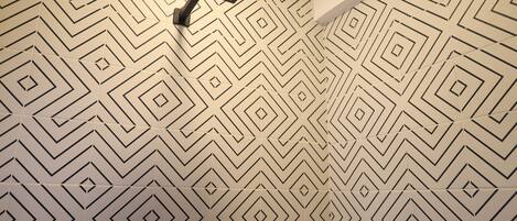 Una pared con un diseño geométrico estampado.