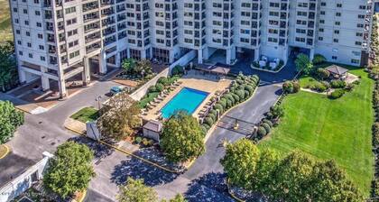 Lux Riverfront Condo in Louisville/Jeffersonville