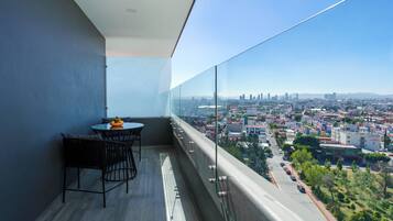 Habitación estándar, 1 cama King size, para no fumadores, balcón | Ropa de cama de alta calidad y caja de seguridad en la habitación