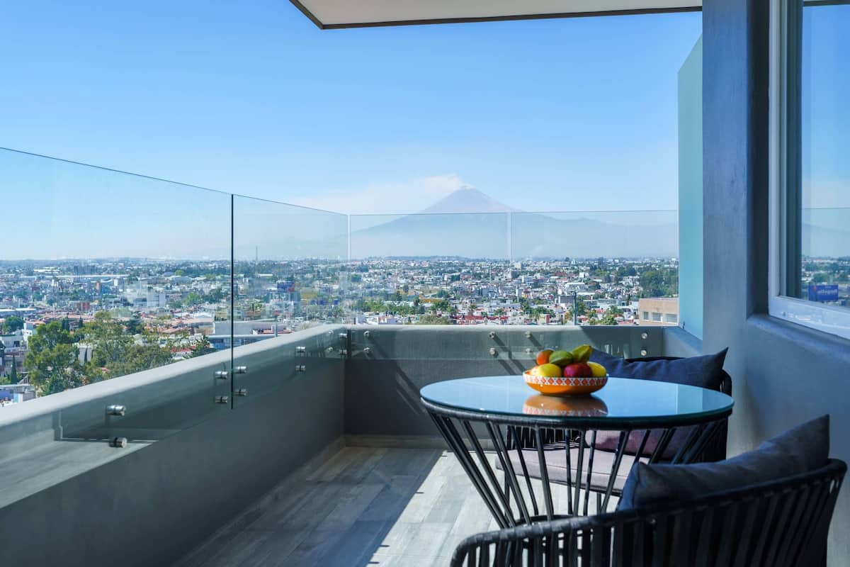 Ropa de cama de alta calidad y caja de seguridad en la habitación