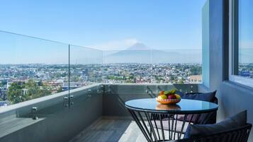 Premium bedding, in-room safe, individually decorated