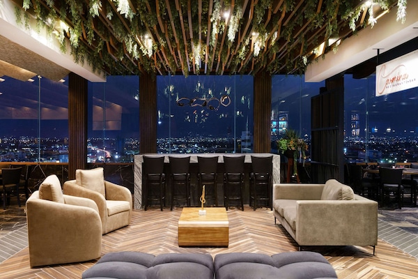 2 restaurantes, se sirven desayunos, comidas y cocina internacional