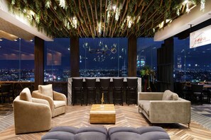 Hi ha 2 restaurants amb plats de cuina internacional 