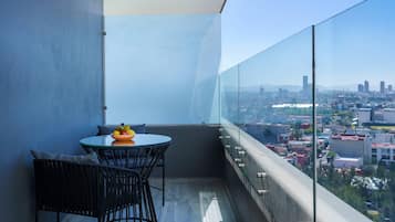 Kamar Standar, 1 Tempat Tidur King, Bebas Asap Rokok, balkon | Seprai premium, brankas, dan didekorasi berbeda-beda