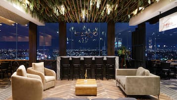 2 restaurants, serveren ontbijt, lunch, diner, internationale gerechten