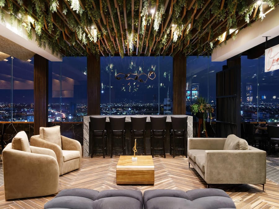 2 restaurants, breakfast, lunch, dinner served; international cuisine