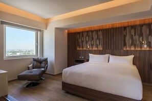 Habitación estándar, 1 cama de matrimonio grande, no fumadores, balcón | Ropa de cama de alta calidad, caja fuerte, decoración individual