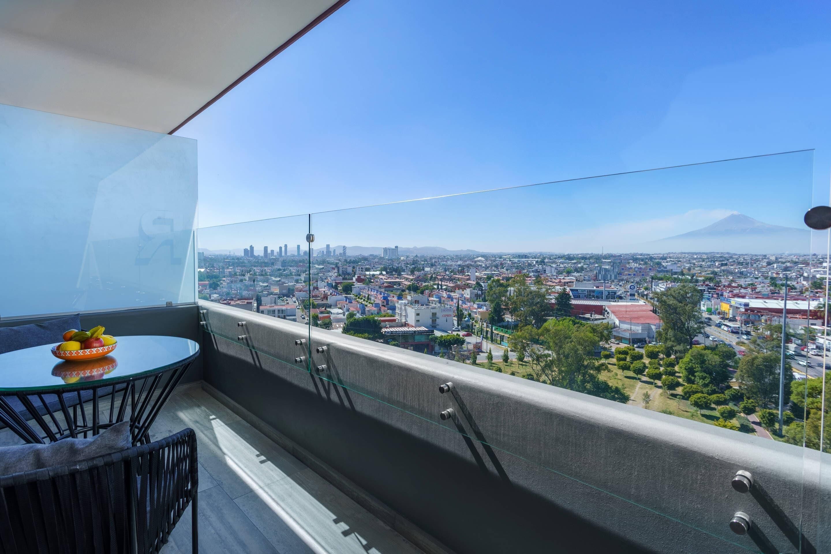 أغطية فراش متميزة وخزنة داخل الغرفة وبديكورات فريدة لكل غرفة