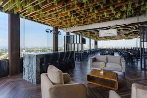 Hi ha 2 restaurants amb plats de cuina internacional 