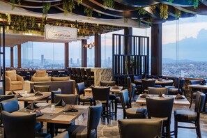 2 restaurants, spécialités Cuisine internationale