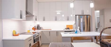 Refrigerador, microondas, horno y parrilla de estufa
