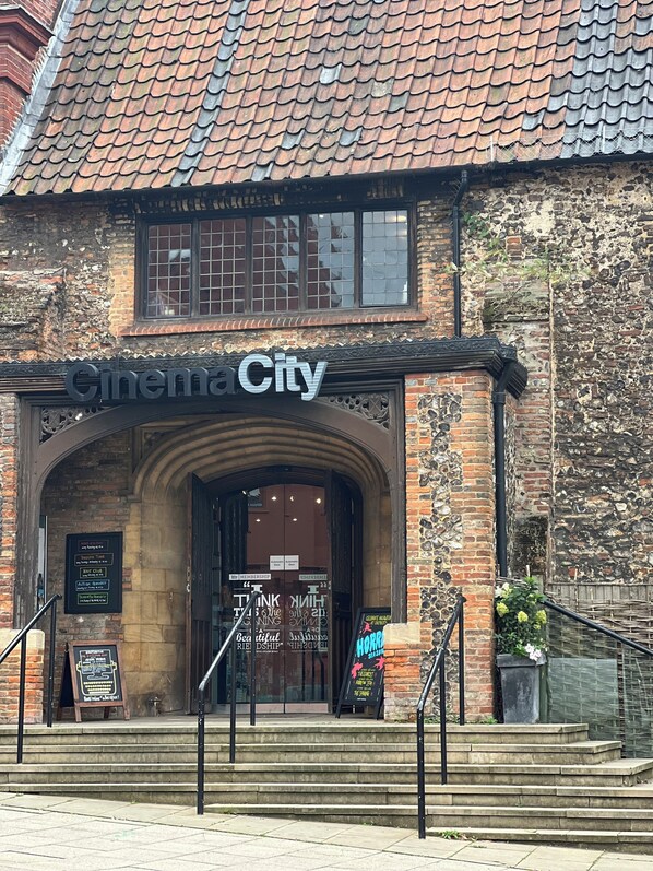 Exterior detail - Beautifully presented, pet friendly apartment in the Cathedral grounds (Norwich)