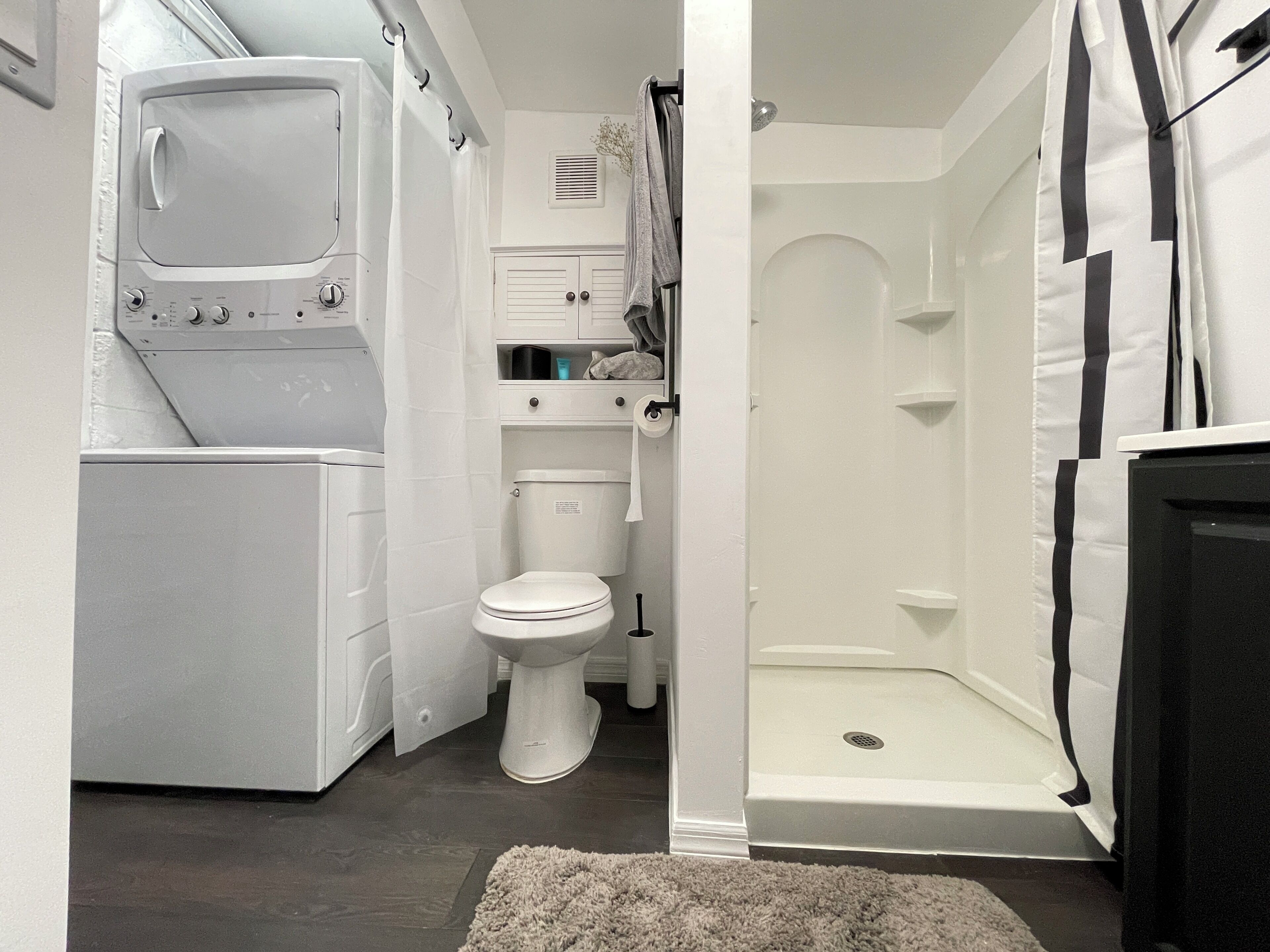 Sèche-cheveux, serviettes fournies, savon, papier toilette