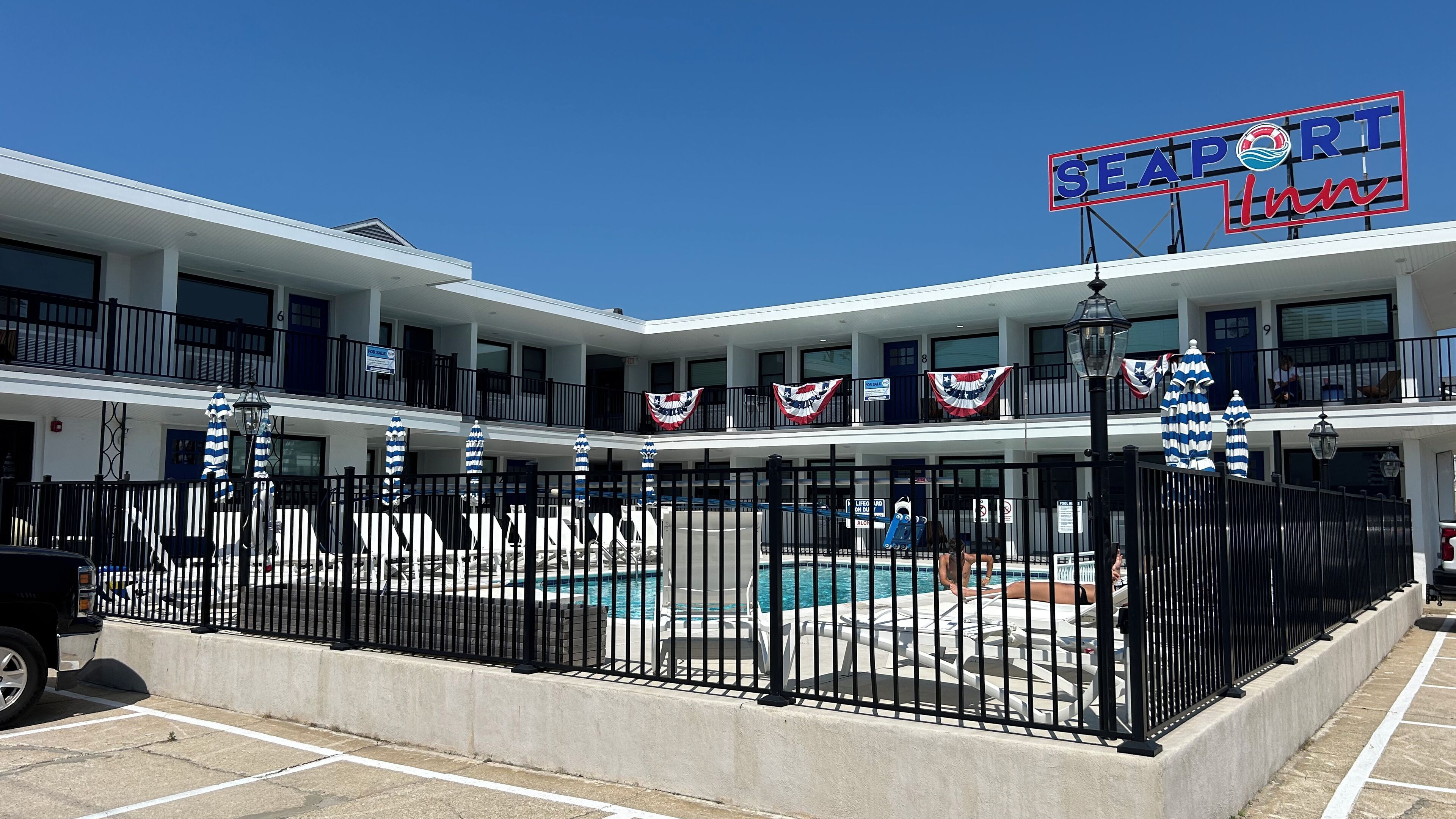 Newly Renovated 1 Bedroom Condo with Pool, Parking and 1 Block to the Beach! 