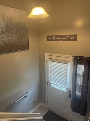 Interior - Charles Villa 10 minutes away from the #1 Zoo in the nation! (Omaha)