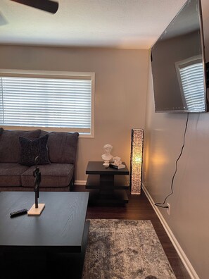 Interior - Charles Villa 10 minutes away from the #1 Zoo in the nation! (Omaha)