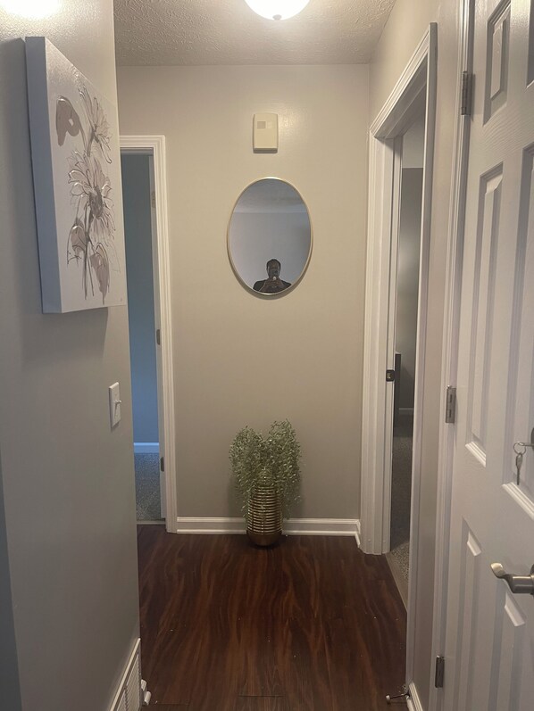 Interior - Charles Villa 10 minutes away from the #1 Zoo in the nation! (Omaha)