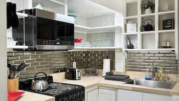 Frigorifero, microonde, forno, piano cottura