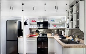 Fridge, microwave, oven, stovetop - Charm on Main Street (Mooresville)