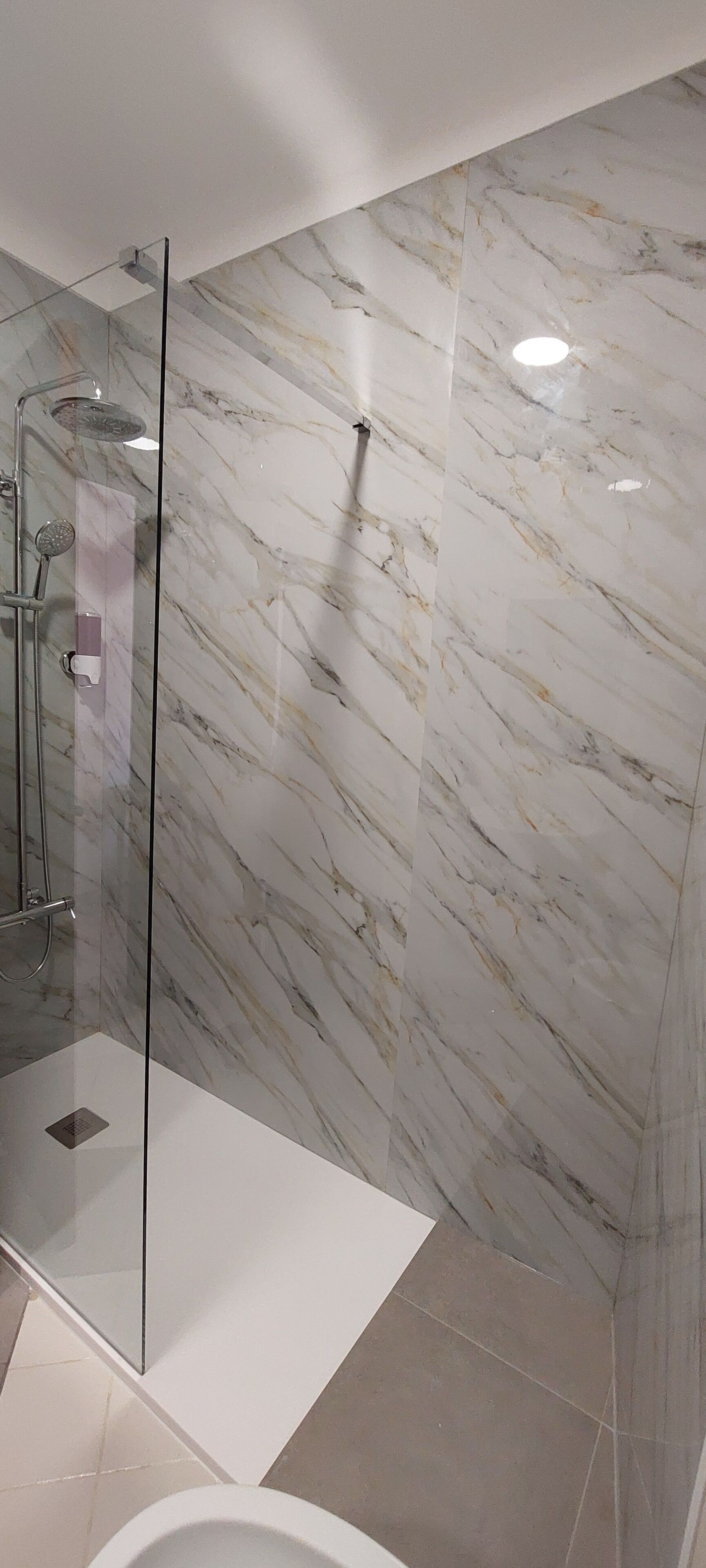 Douche, sèche-cheveux, bidet, serviettes fournies