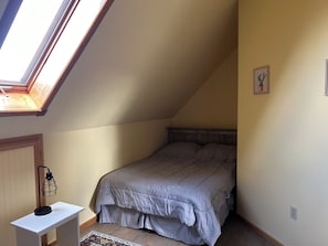 3 bedrooms, in-room safe, free WiFi, bed sheets