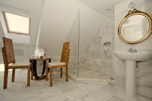 Douche, sèche-cheveux, bidet