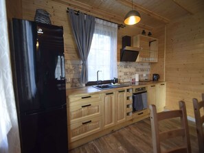 Refrigerador, horno, placa de cocina, mesa de comedor