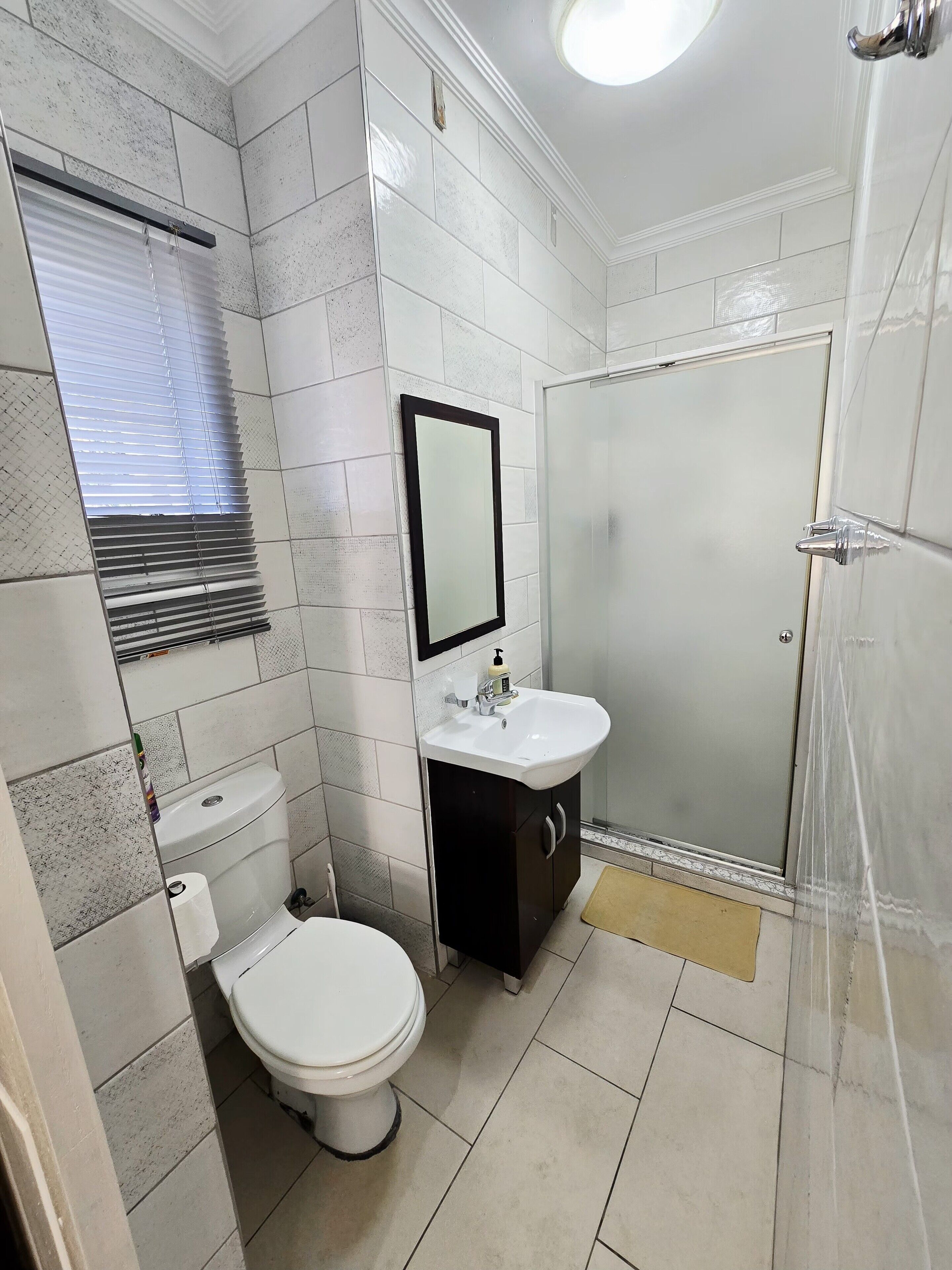 Hårføner, håndklær, såpe og toalettpapir