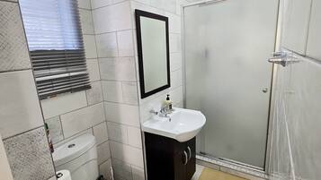 Hårføner, håndklær, såpe og toalettpapir