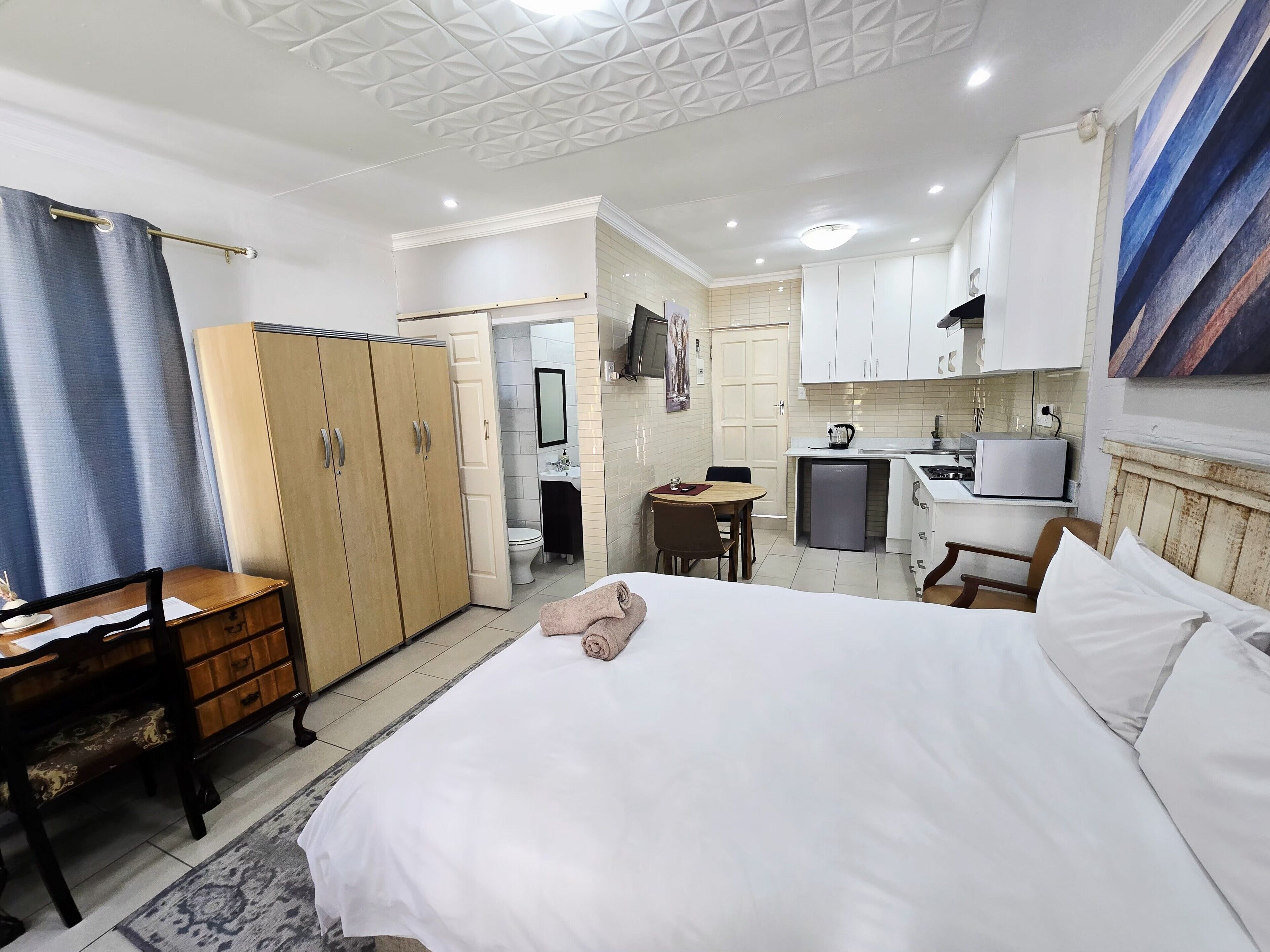 Strykejern/-brett, internettilgang og sengetøy