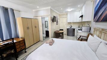 Strykejern/-brett, internettilgang og sengetøy