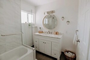 Hair dryer, towels, soap, shampoo - The Bungalow Maggie - Boho Mid Century Oasis (Palm Springs)
