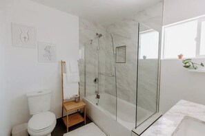 Hair dryer, towels, soap, shampoo - The Bungalow Maggie - Boho Mid Century Oasis (Palm Springs)