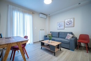 Living area - Ilisia 2 person apartment by MPS (Athina)