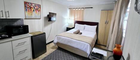 Iron/ironing board, WiFi, bed sheets