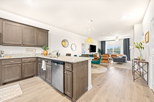 Villa, Luxury 5BRM, Sleeps 13, Backyard, Dallas TX