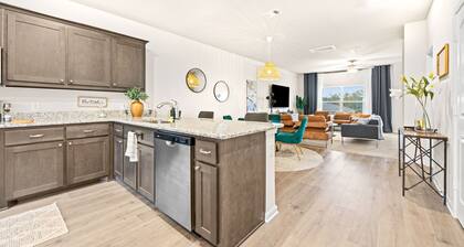 Villa, Luxury 5BRM, Sleeps 13, Backyard, Dallas TX