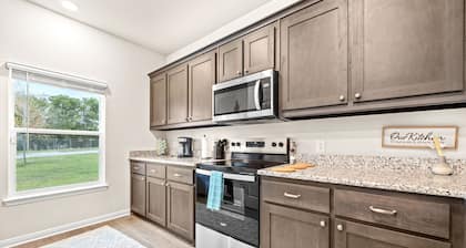 Villa, Luxury 5BRM, Sleeps 13, Backyard, Dallas TX