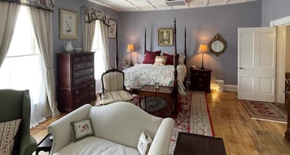 Formal & Friendly 2nd Floor Studio Apartment in Historic 1811 Row House