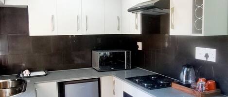 Geladeira, micro-ondas, fogão, cooktop