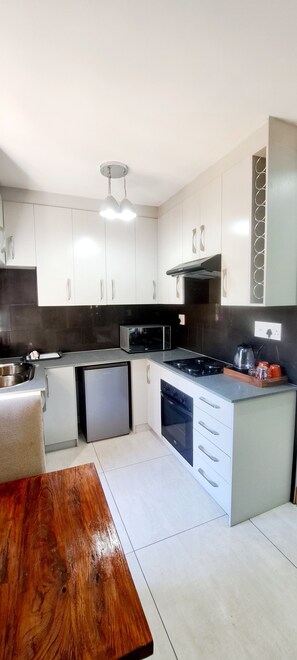 Kühlschrank, Mikrowelle, Ofen, Herdplatte