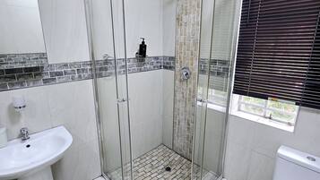 Douche, sèche-cheveux, serviettes fournies, savon