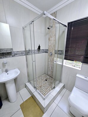 Dusj, hårføner, håndklær og såpe